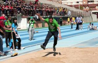 Un alumno, en plena competición deportiva. 